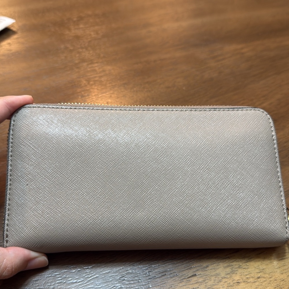Tory Burch Robinson Beige Wallet - Picture 4 of 5